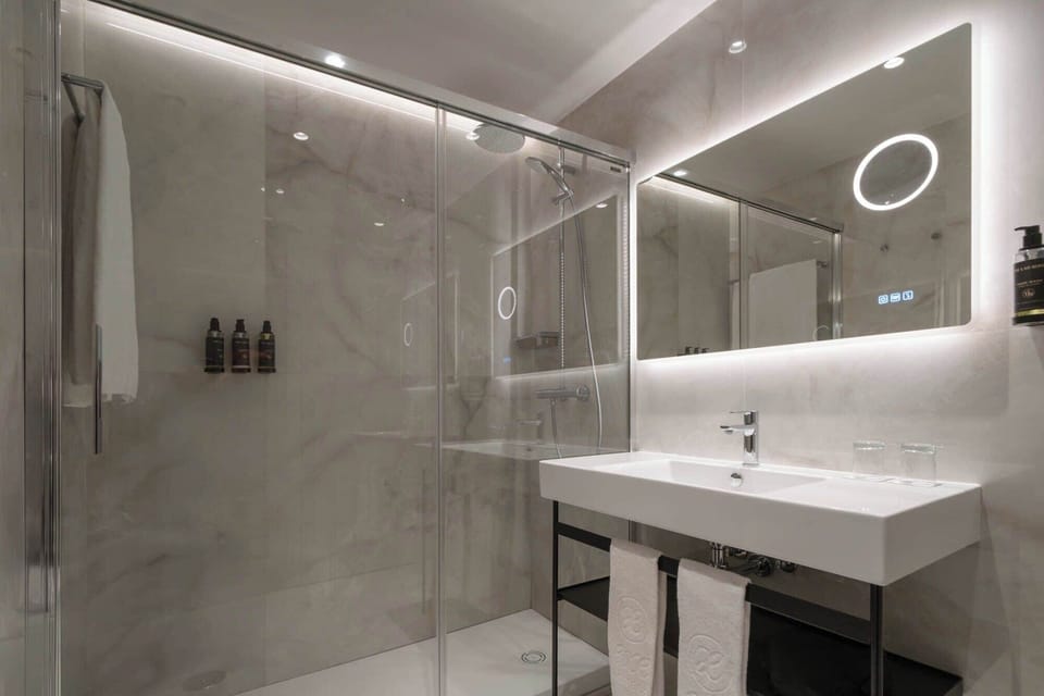 Combined shower/tub, eco-friendly toiletries, hair dryer, bidet