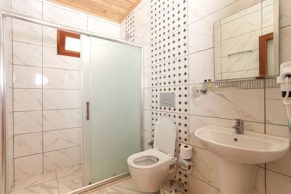 Classic Tree House | Bathroom | Shower, hair dryer, slippers, towels