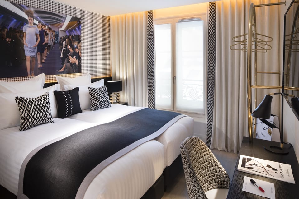 Adjoining Room | Minibar, in-room safe, desk, soundproofing
