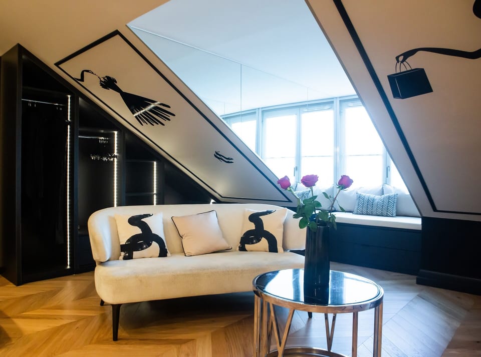 Junior Suite | Minibar, in-room safe, desk, soundproofing