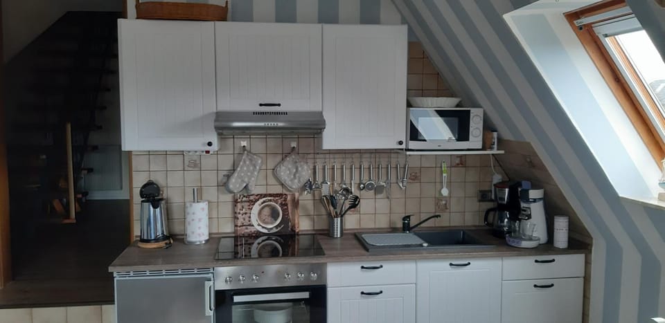 Fridge, stovetop, coffee/tea maker, electric kettle