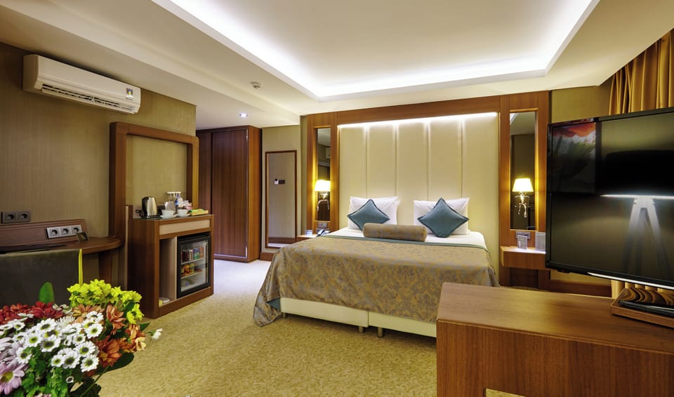 Deluxe Room | Minibar, in-room safe, desk, blackout drapes