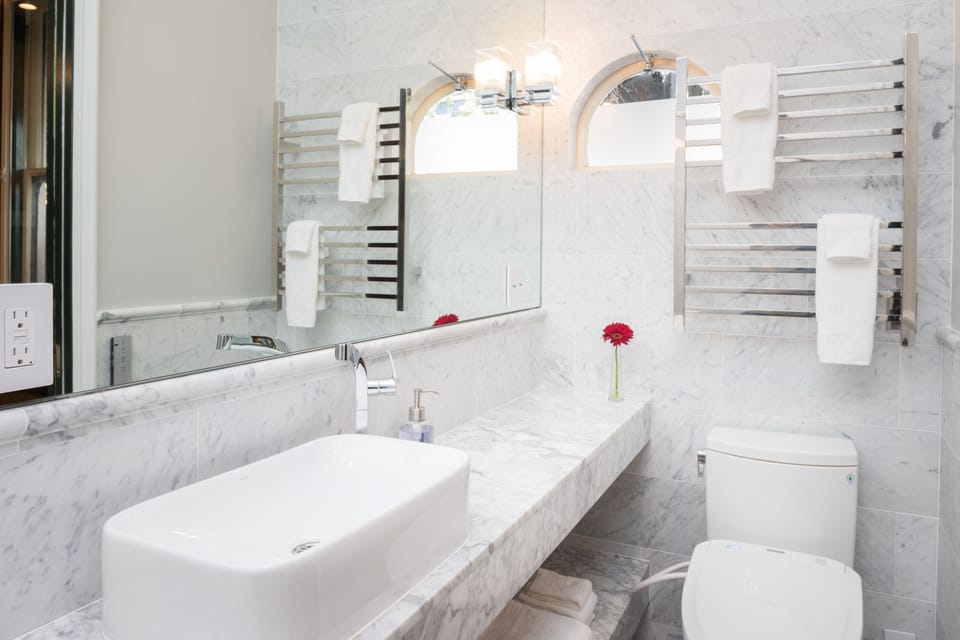 Rainfall showerhead, eco-friendly toiletries, hair dryer