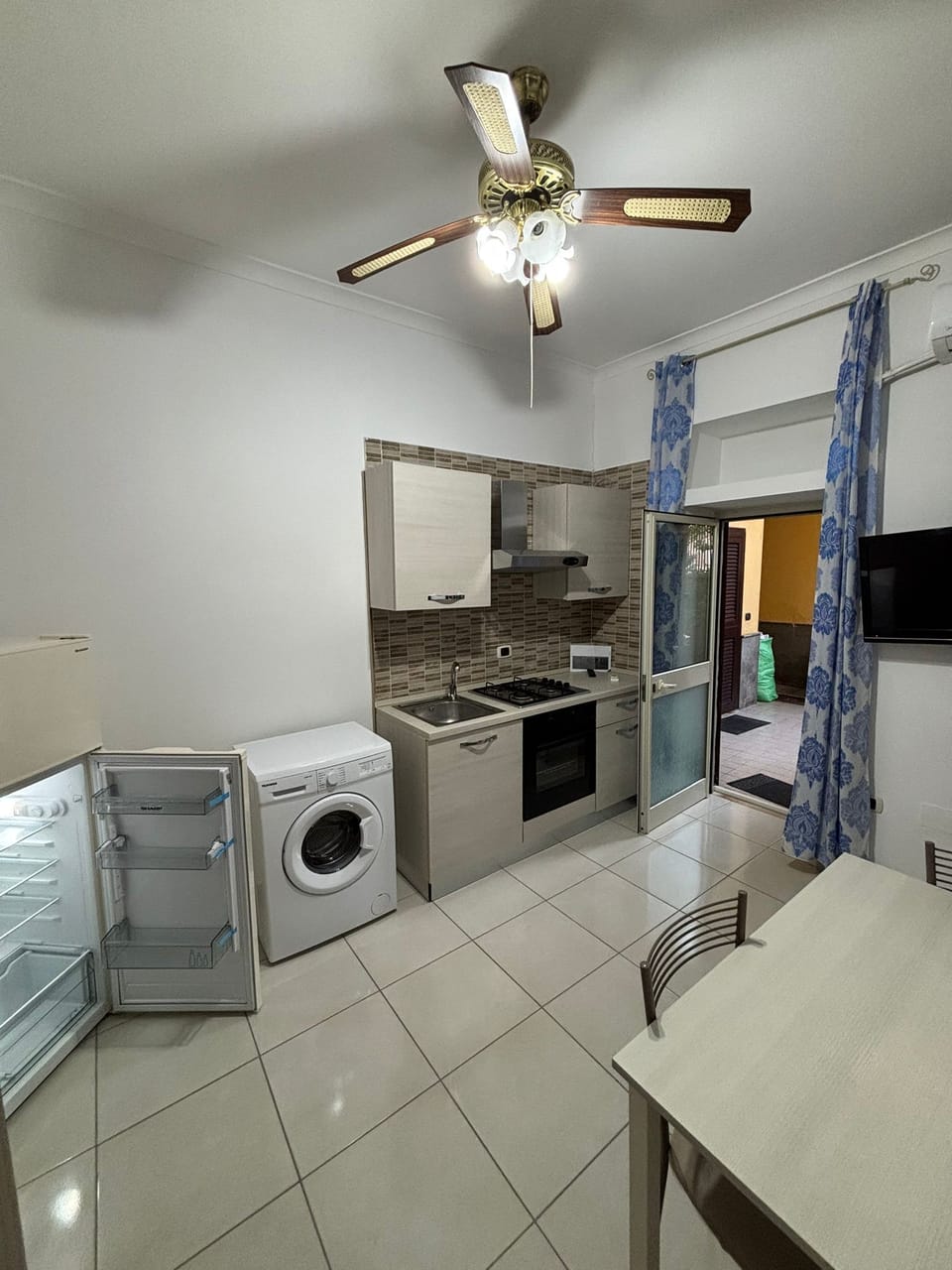 Standard Studio, Courtyard Area | Living area | Flat-screen TV