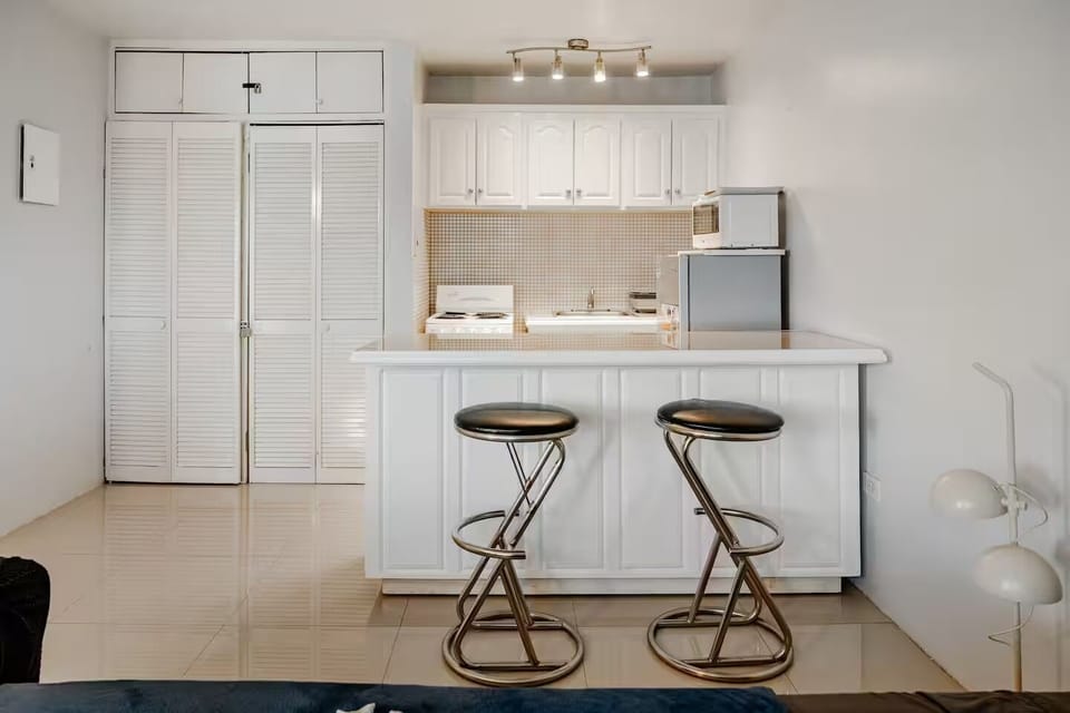 Comfort Studio Suite, 1 Queen Bed with Sofa bed, Pool Access, Garden Area | Private kitchen | Coffee/tea maker, full-size fridge, microwave, oven