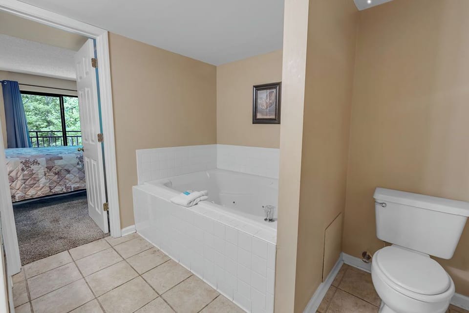 Main bath with large jetted whirlpool tub