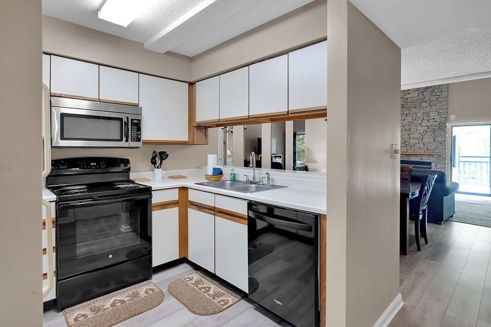 Kitchen - The pass through counter from the kitchen to the dinning area is very handy.