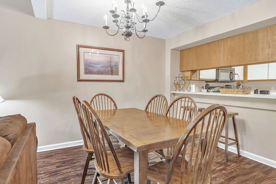 The pass through counter to the kitchen is very convenient