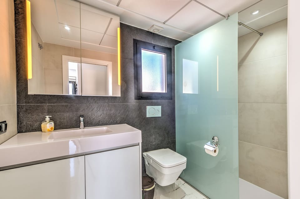 bathrooms all 3 the same