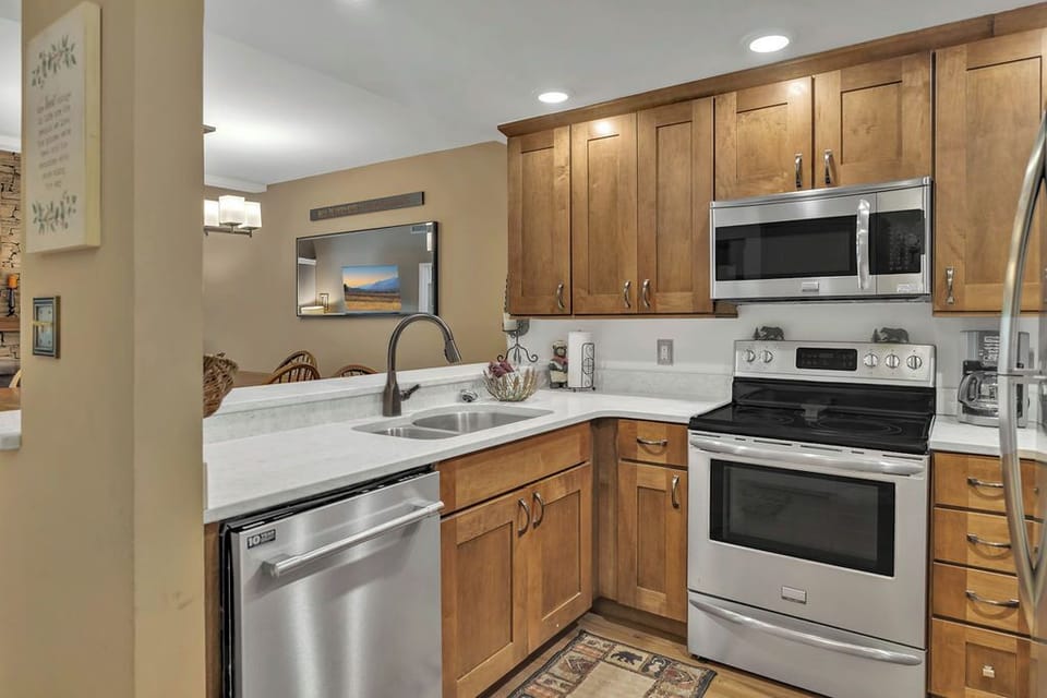 fully equipped kitchen - This kitchen has everything you need for preparing a family meal or just a snack.