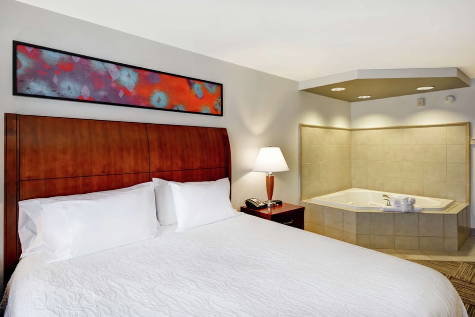 Combined shower/tub, free toiletries, hair dryer, towels