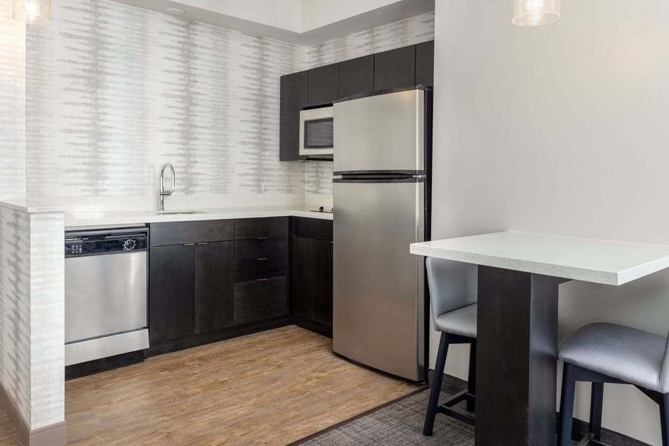 Coffee/tea maker, full-size fridge, microwave, stovetop