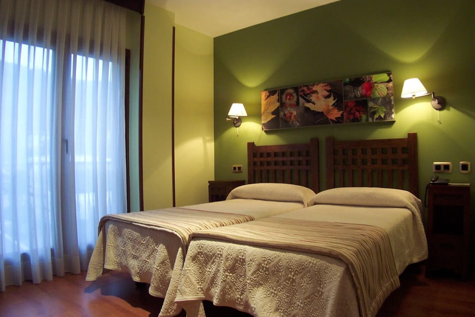 Standard Twin Room | Desk, soundproofing