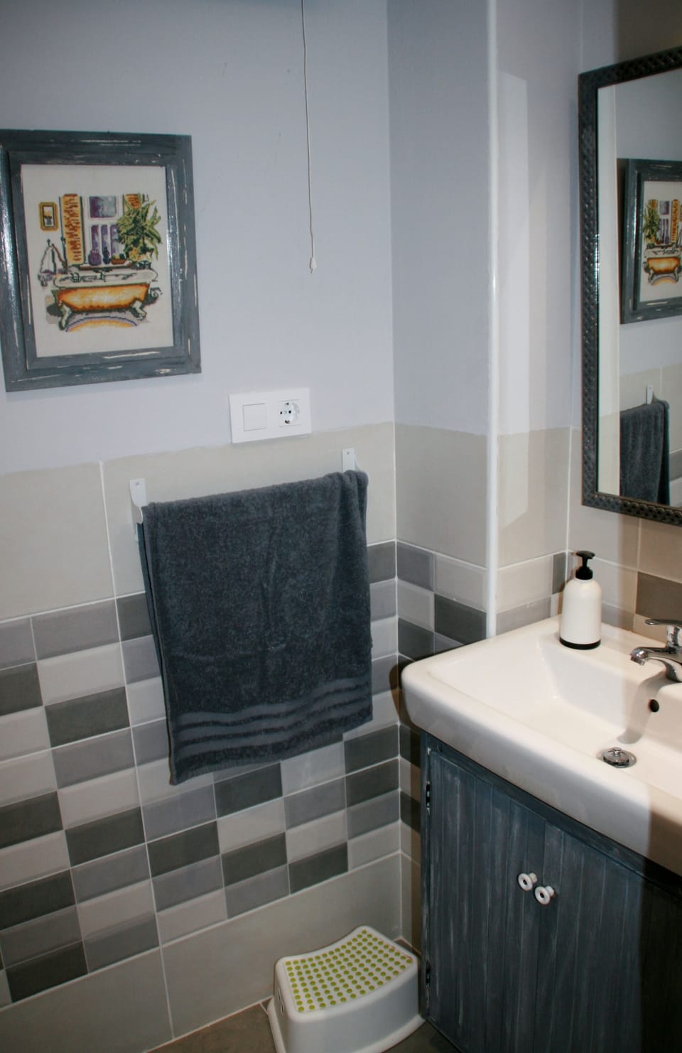 GRAY BATH WITH SHOWER IN FIRST FLOOR HOSPITAL DEL TEMPLE RURAL HOUSE