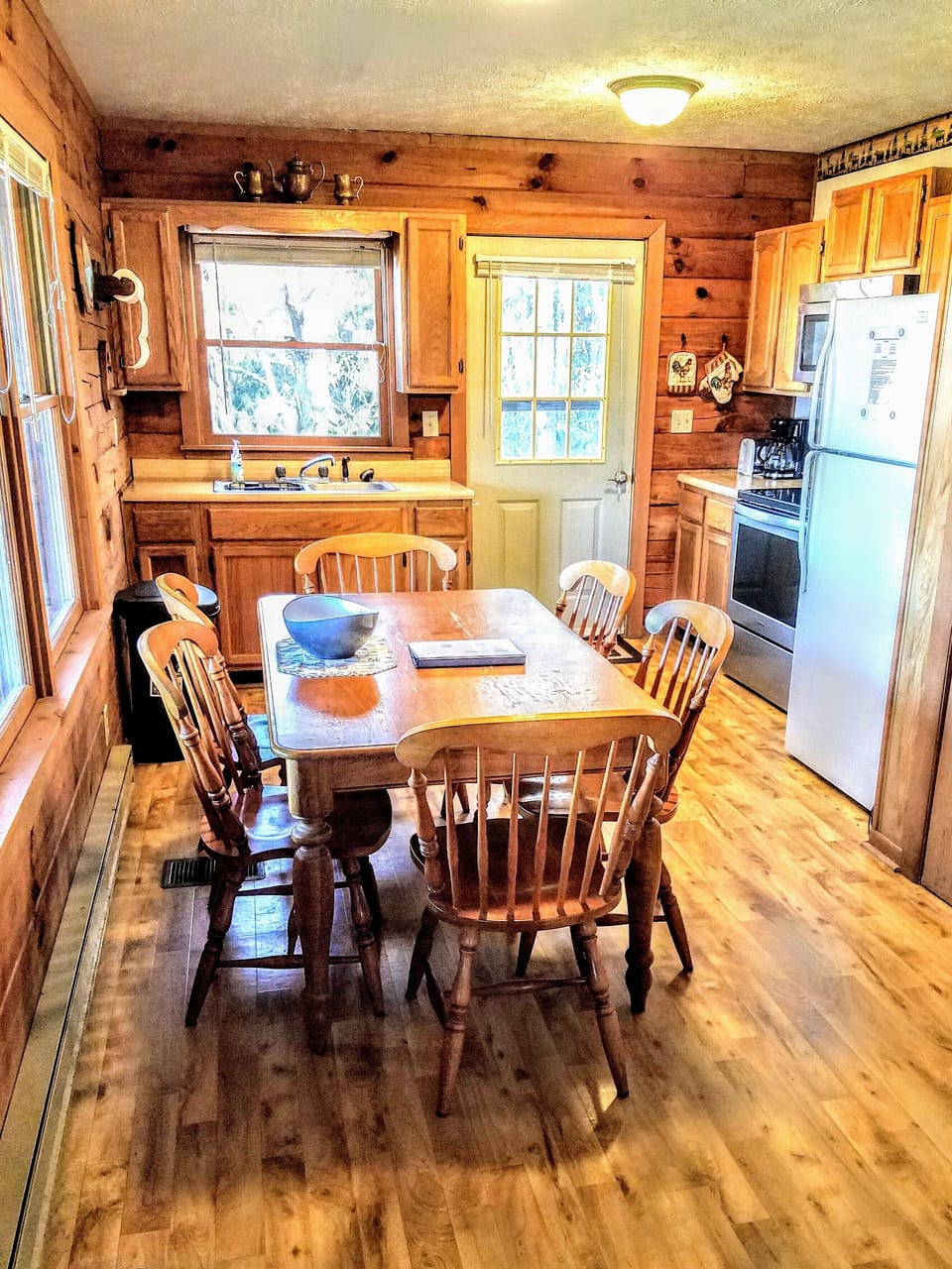 Fully outfitted kitchen with eating area...