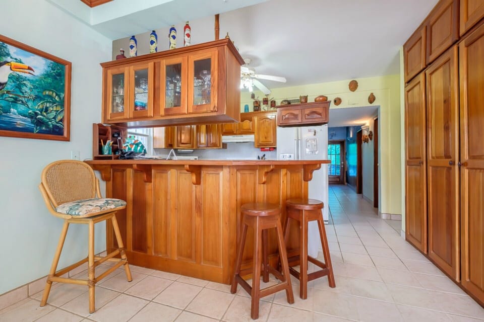 Kitchen bar with 3 bar stools.