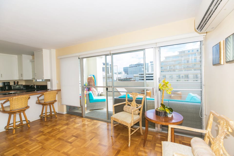 Diamond Head sitting area towards Diamond Head lanai 