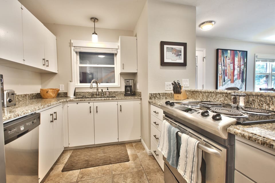 Fully stocked gourmet kitchen w/ gas 5 burner range, dish wash, micro, & refrig 