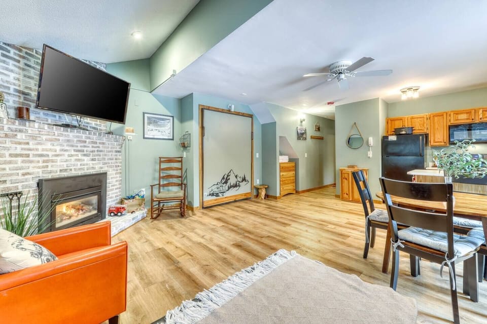 Studio condo with Queen Murphy Bed and Full Pull out Sofa
Caroline mentioned "such a fun time! the airbnb was super cute and clean. it was close to all the shops and restaurants too. such a sweet cozy stay!!" 