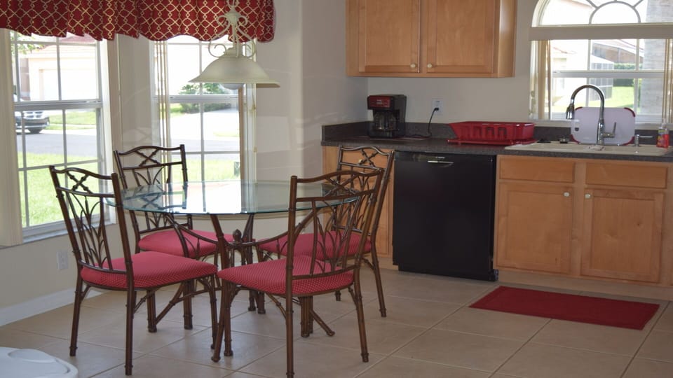 Beautiful Kitchen with all amenities 