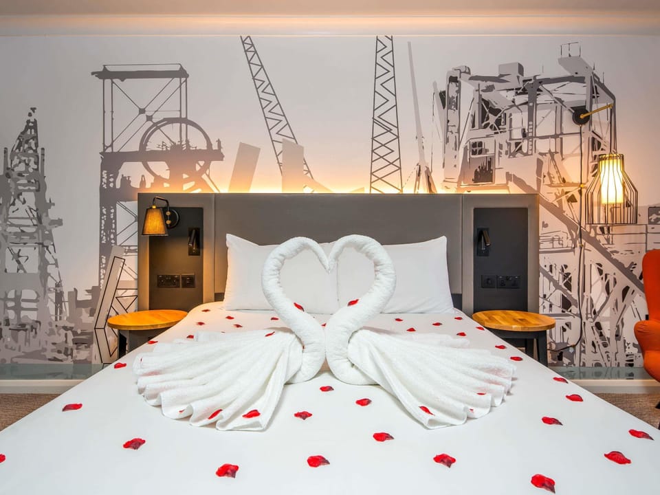 20 bedrooms, premium bedding, memory foam beds, in-room safe