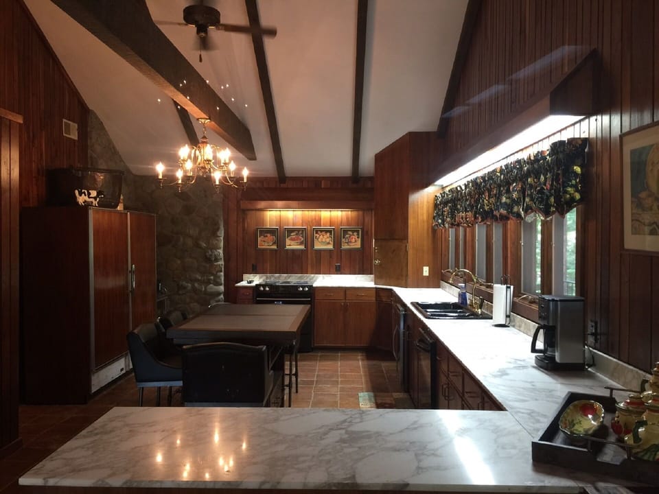 Large Eat-In Kitchen