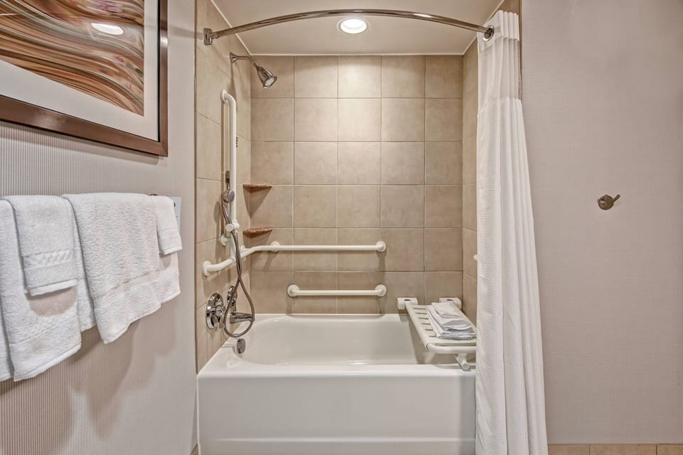 Combined shower/tub, hair dryer, towels