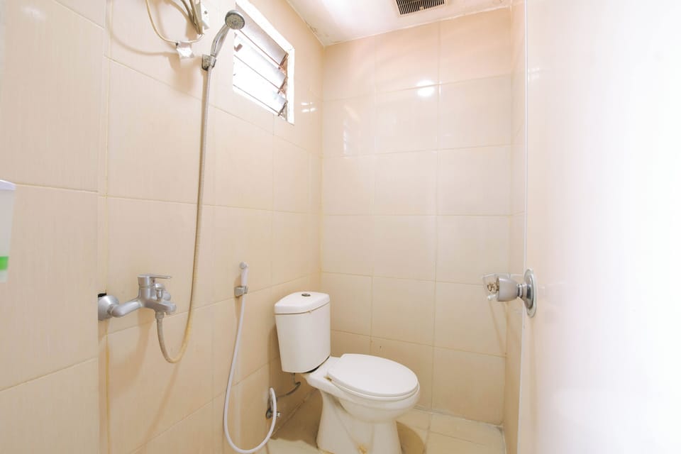 Standard Double Room | Bathroom | Shower, towels