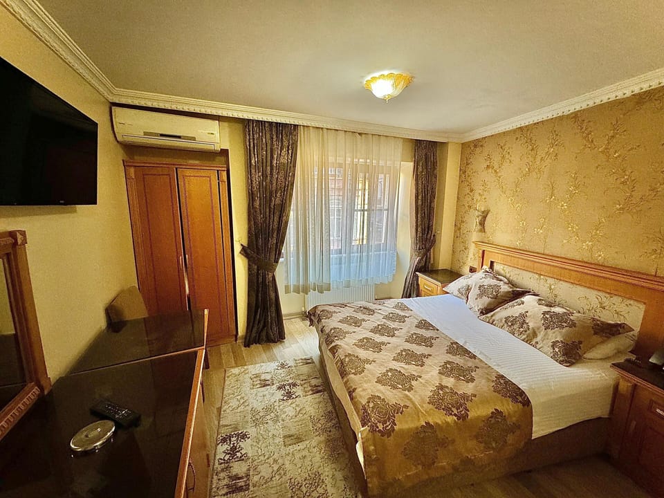 Double Room, 1 Double Bed | In-room safe, desk, blackout drapes, soundproofing