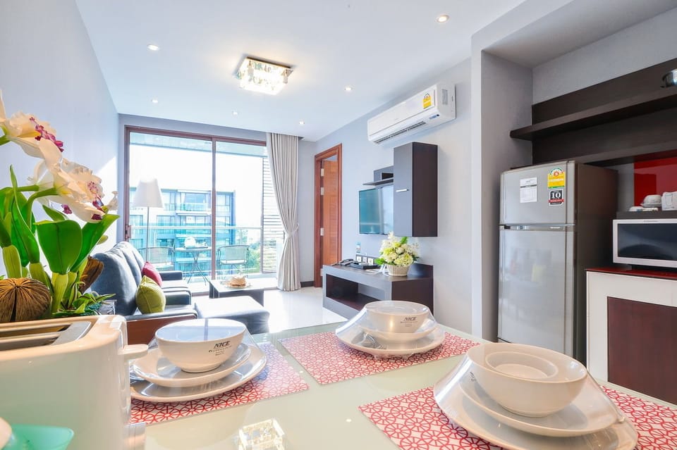 Family Junior Suite | In-room dining