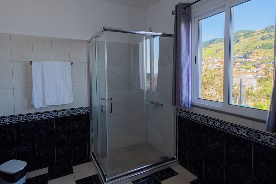 Double Room | Bathroom | Shower, rainfall showerhead, designer toiletries, hair dryer