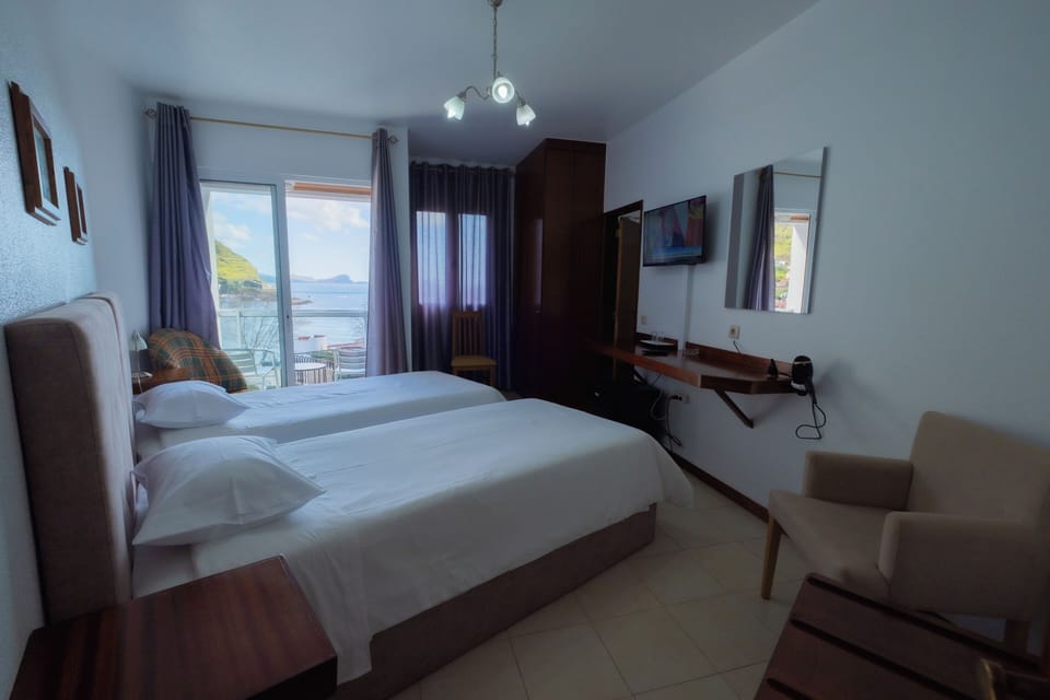 Double Room | Premium bedding, desk, soundproofing, free cribs/infant beds
