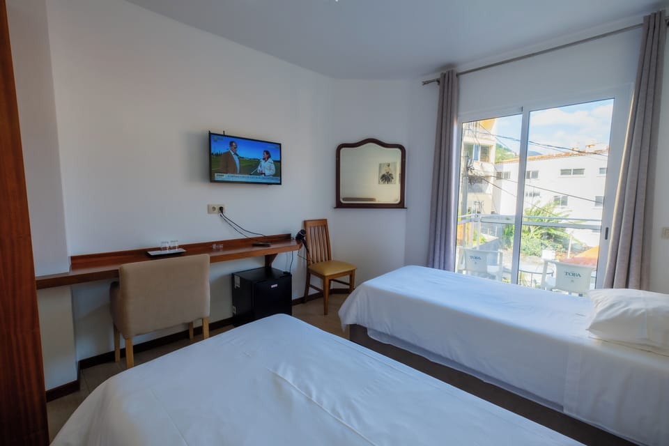Double Room | Premium bedding, desk, soundproofing, free cribs/infant beds