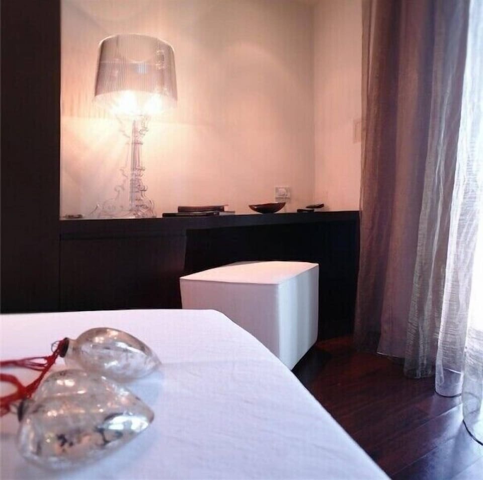 Seafront executive room | Minibar, in-room safe, desk, soundproofing