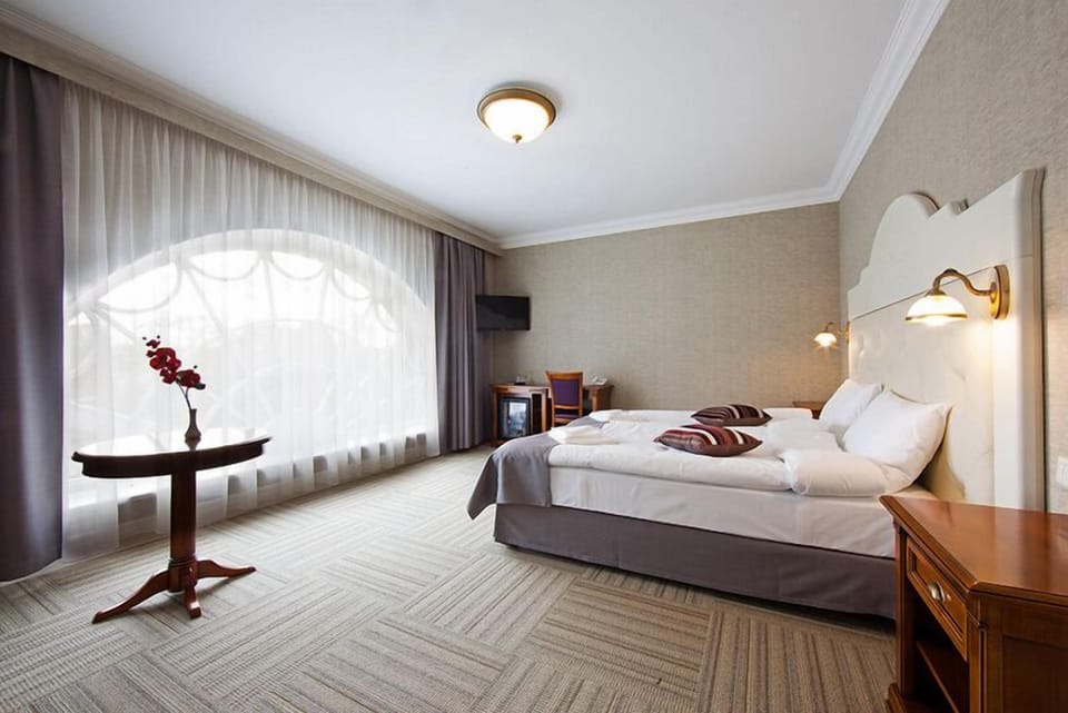 Premium bedding, minibar, in-room safe, desk