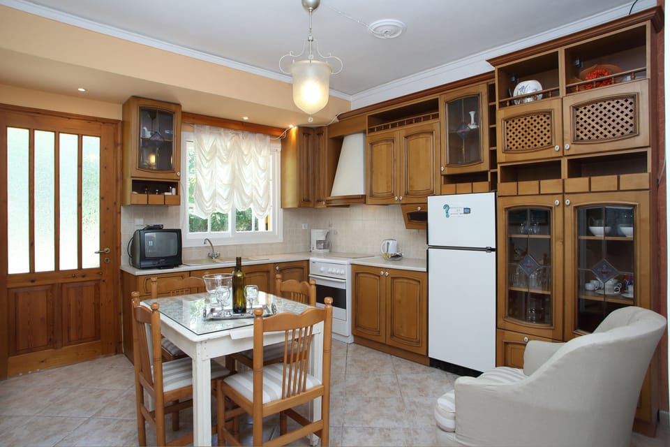 Apartment, 2 Bedrooms | Private kitchen | Fridge, stovetop, cookware/dishes/utensils