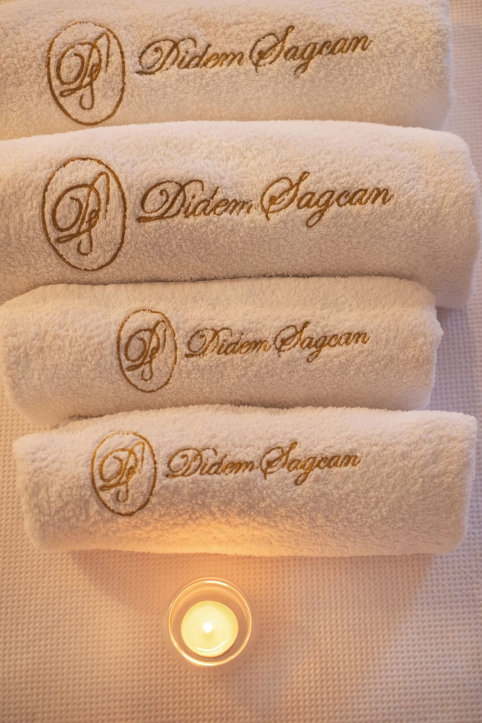 Premium bedding, minibar, desk, WiFi (free)