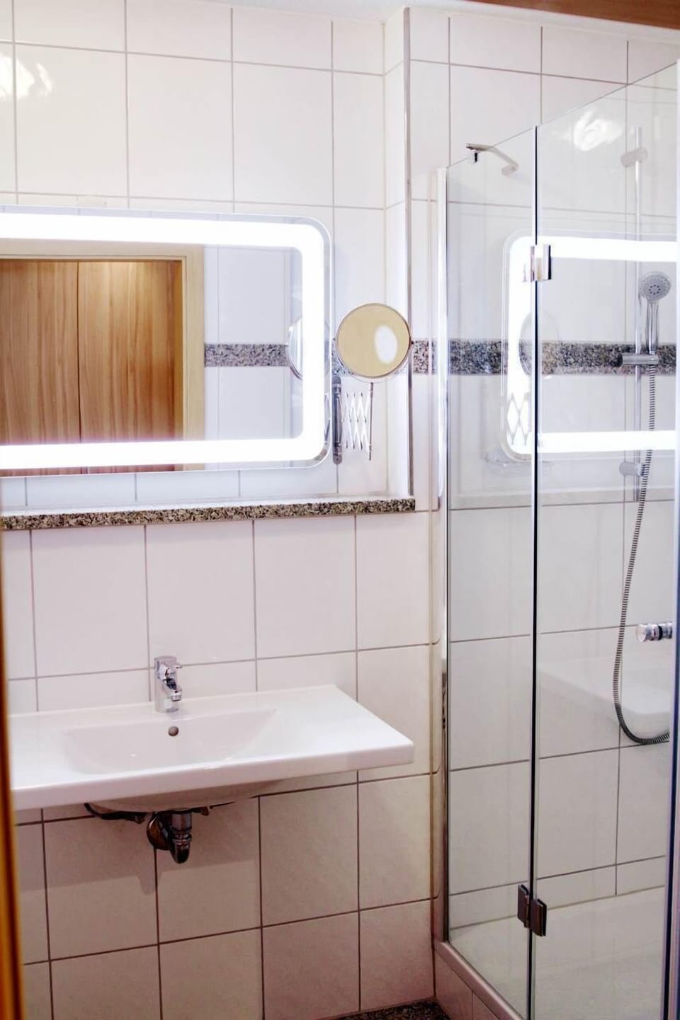 Twin Room | Bathroom | Shower, hair dryer, towels