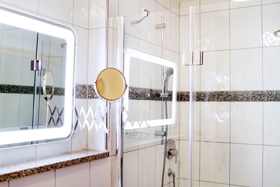 Twin Room | Bathroom shower