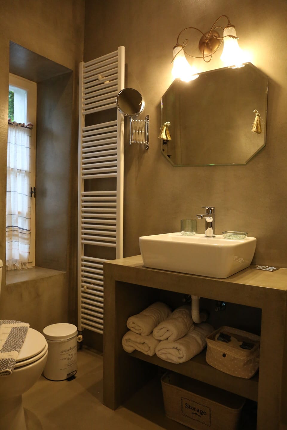Deluxe Double Room | Bathroom | Free toiletries, hair dryer, towels