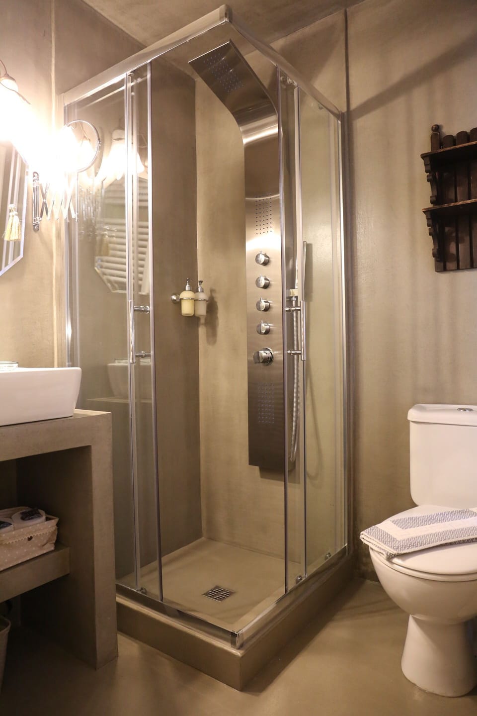 Deluxe Double Room | Bathroom | Free toiletries, hair dryer, towels