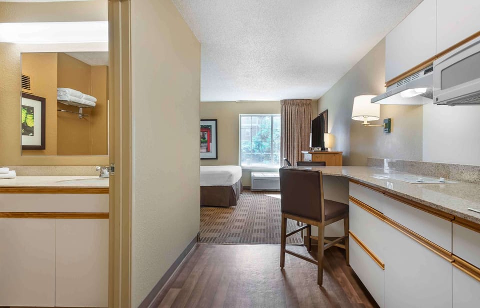 Studio, 1 Queen Bed, Non Smoking | Desk, iron/ironing board, free WiFi, bed sheets
