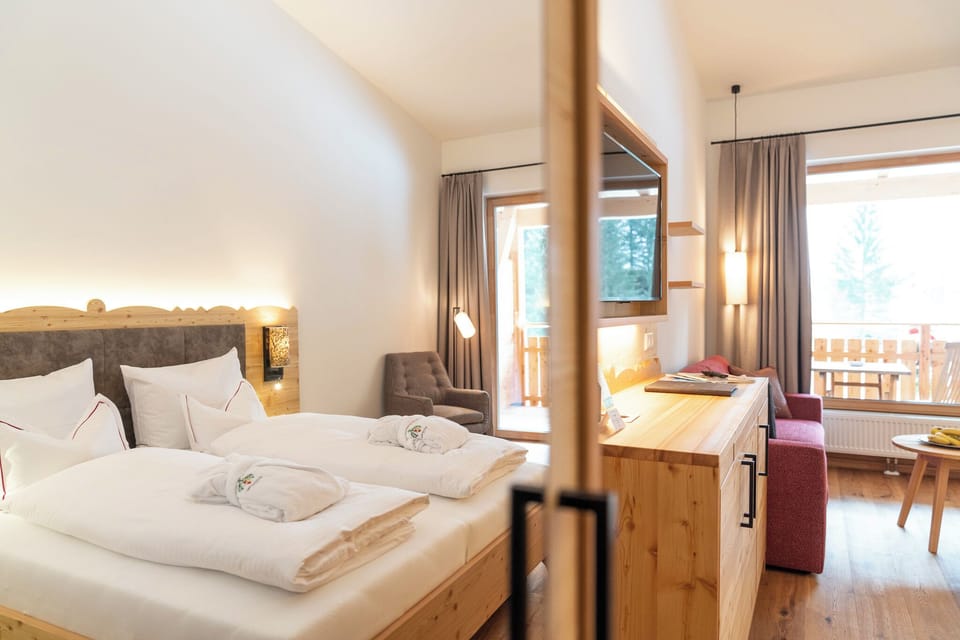 Premium Room | Hypo-allergenic bedding available, minibar, in-room safe, desk