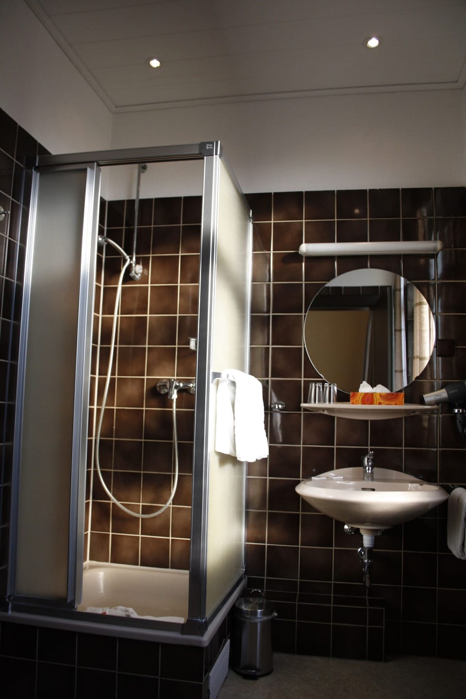 Single Room | Bathroom | Shower, free toiletries, hair dryer, towels