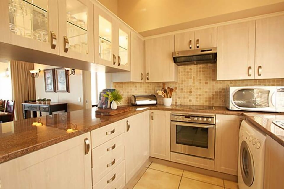 Full-size fridge, microwave, stovetop, coffee/tea maker