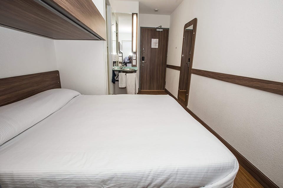 Standard Room | Desk, soundproofing, WiFi (free), bed sheets