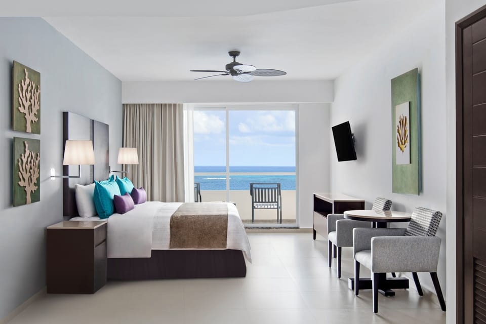 Luxury Platinum | Down comforters, minibar, in-room safe, iron/ironing board