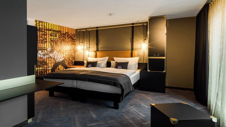 Premium Room, 1 Queen Bed | In-room safe, soundproofing, free cribs/infant beds, rollaway beds