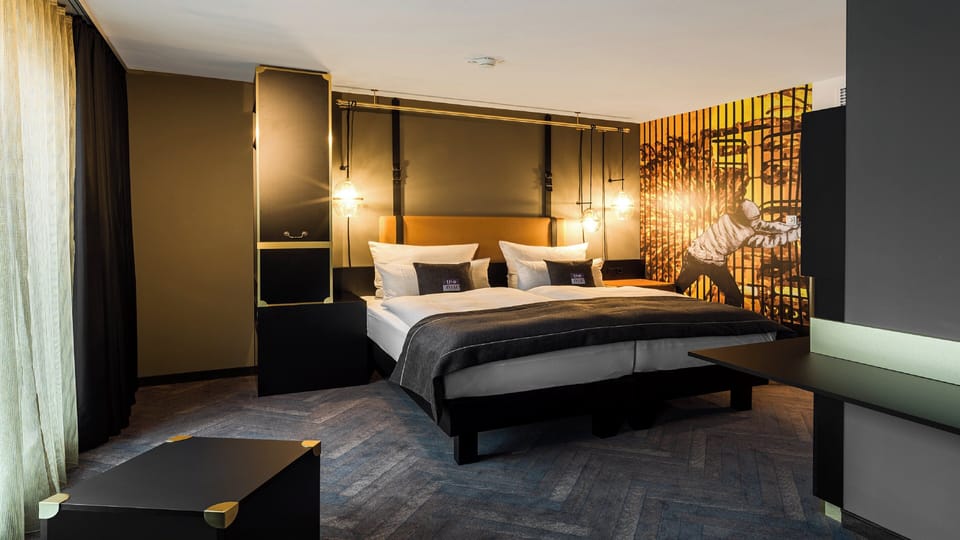 Premium Room, 1 Queen Bed | In-room safe, soundproofing, free cribs/infant beds, rollaway beds