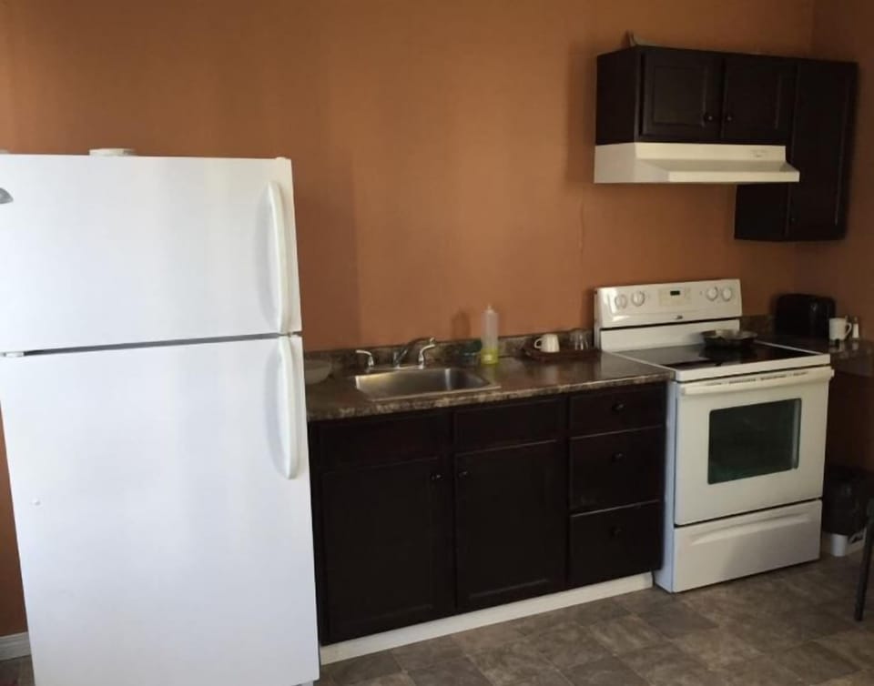 Junior Suite, 1 Queen Bed, Kitchen | Private kitchen | Fridge, microwave